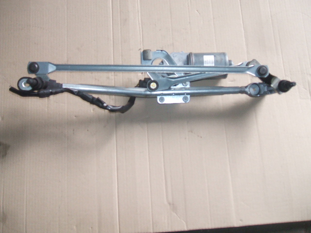 BMW - X1 - (2009 - 2012) - Osprzęt / Silniczek wycieraczek przednich