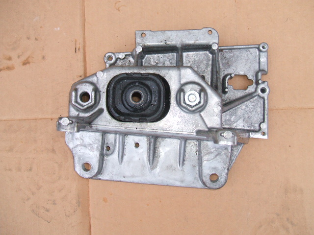 Nissan - Cube - (2010-) - Skrzynia / Poduszki / Łapy