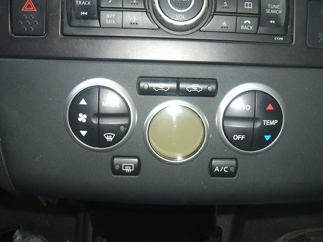 Nissan - Tiida - 5 drzwi - (2011-) - Wnętrze / Włącznik nawiewu