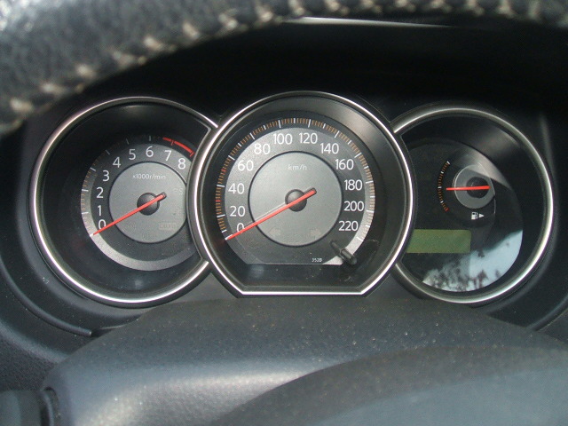 Nissan - Tiida - 5 drzwi - (2011-) - Wnętrze / Zestaw liczników