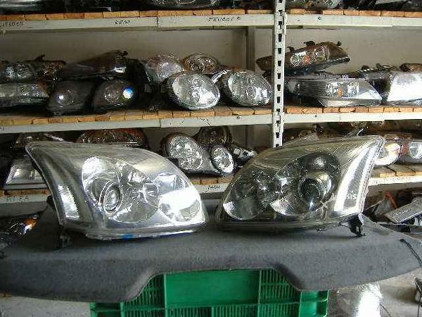 Toyota - Avensis - Kombi - (2003 - 2006) - Oświetlenie / Lampa przednia   prawa Xenon