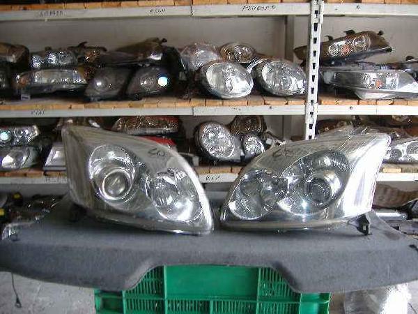 Toyota - Avensis - Kombi - (2003 - 2006) - Oświetlenie / Lampa przednia prawa