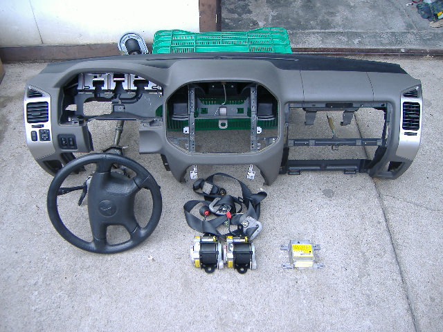 Mitsubishi - Pajero - 5 drzwi - (2003 - 2006) - Poduszki / Komplet