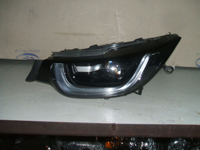 BMW - Inne - Oświetlenie / Lampa przednia lewa
