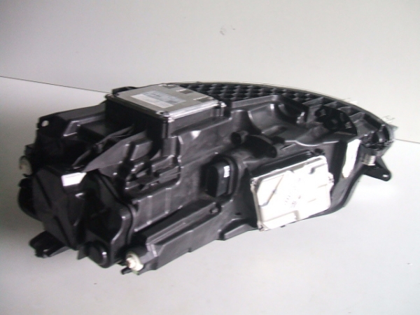 Volkswagen - Golf VII - 5 drzwi - (2012 - 2019) - Oświetlenie / Lampa przednia prawa