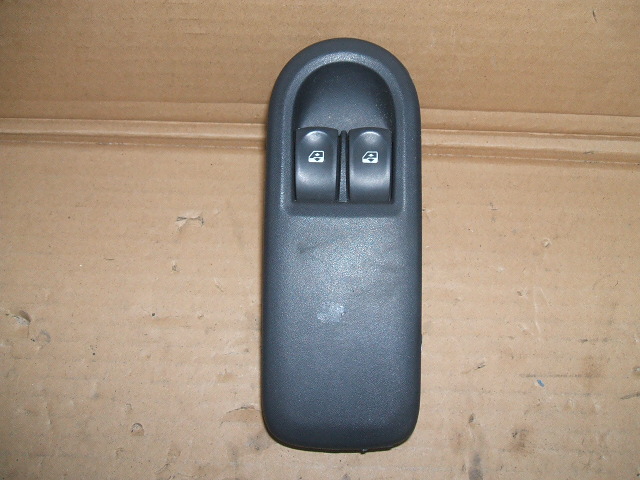 Renault - Clio - 3 drzwi - (2009 - 2012) - Wnętrze / Włącznik podnoszenia okien