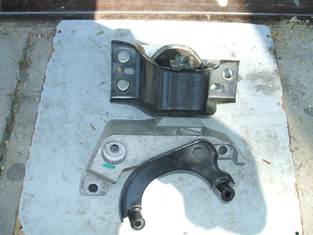 Nissan - Note - (2005 - 2009) - Silnik / Poduszki/Łapy