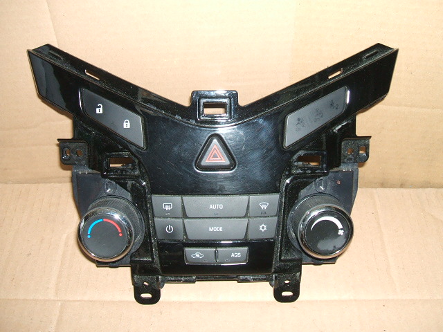 Chevrolet - Cruze - 5 drzwi - (2011 - 2012) - Wnętrze / Włącznik nawiewu