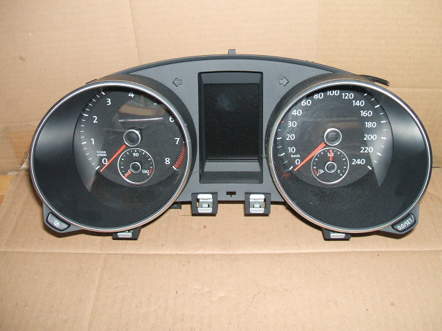 Volkswagen - Golf VI - 5 drzwi - (2008 - 2012) - Wnętrze / Zestaw liczników