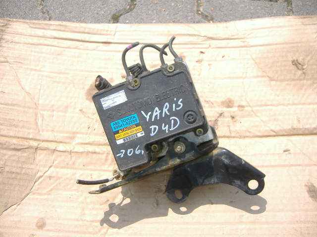 Toyota - Yaris - 3 drzwi - (1998 - 2003) - Hamulce / Pompa ABS