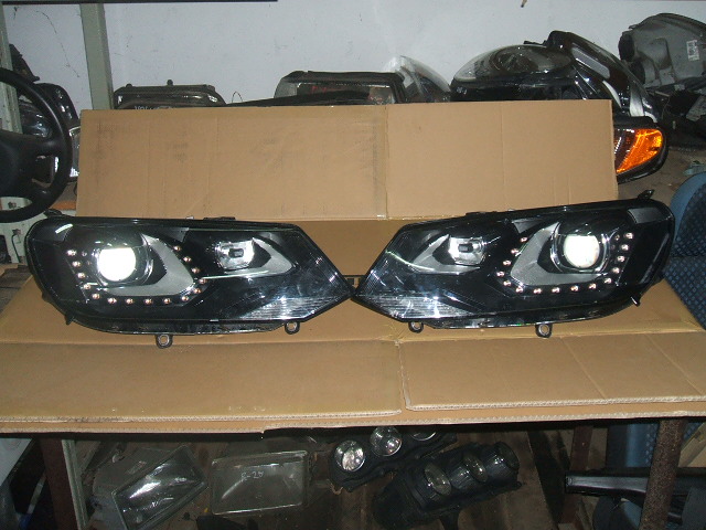 Volkswagen - Touareg - (2010 - 2014) - Oświetlenie / Lampa przednia  prawa Bixenon