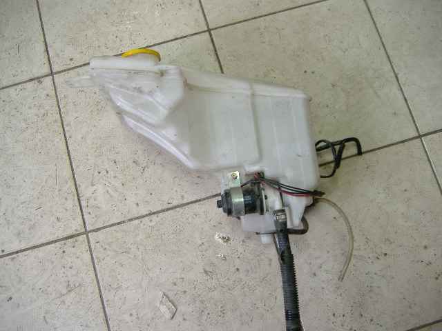 Mazda - 6 - 4 drzwi - (2005 - 2008) - Osprzęt / Zbiorniczek spryskiwaczy