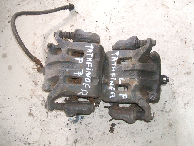 Nissan - Navara - Pick-up - 2 drzwi - (2005 - 2010) - Hamulce / Zacisk hamulcowy przedni prawy