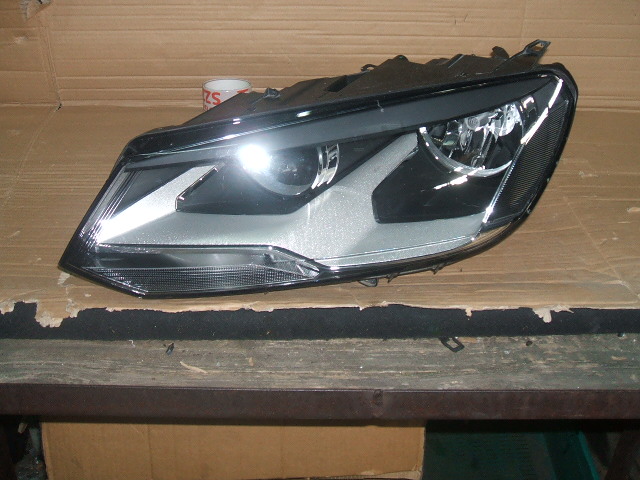 Volkswagen - Touareg - (2010 - 2014) - Oświetlenie / Lampa przednia lewa