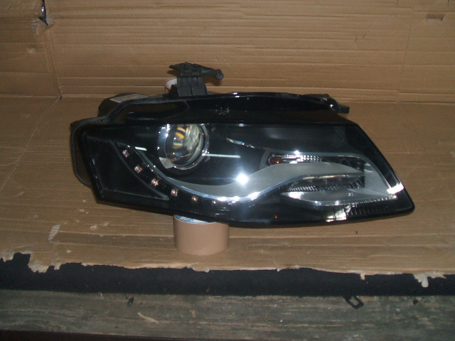 Audi - A4 - Kombi - (2008 - 2012) - Oświetlenie / Lampa przednia  prawa Bixenon