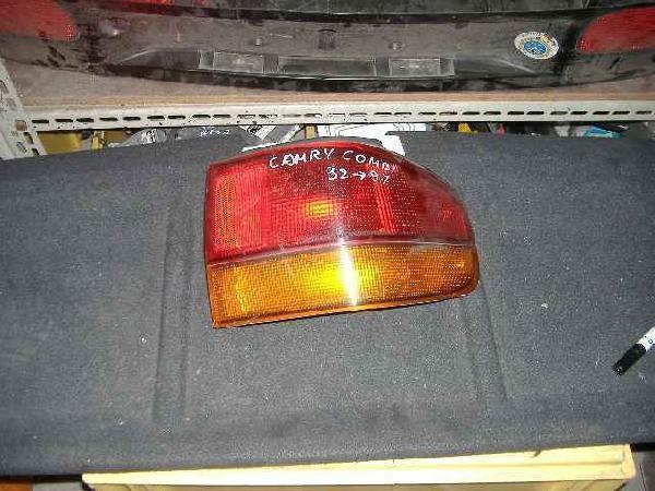 Toyota - Camry - Kombi - (1991 - 1997) - Oświetlenie / Lampa tylna  prawa