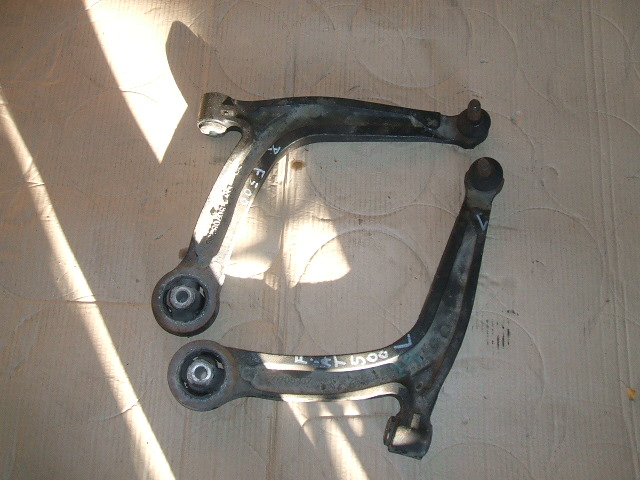 Ford - KA - (2008 - 2016) - Zawieszenie / Wahacz przedni prawy