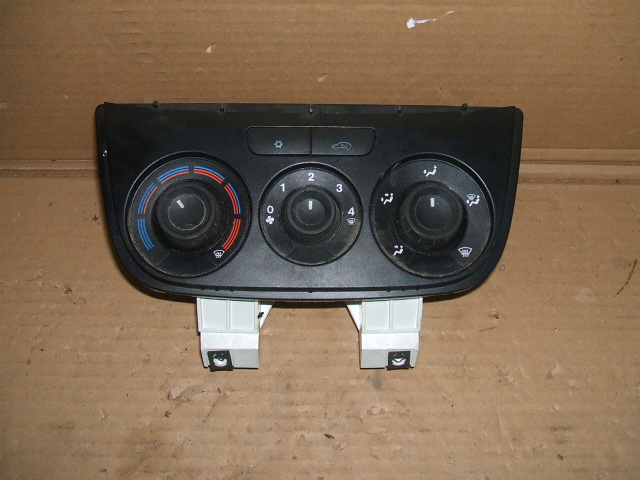 Fiat - Doblo - Kombi - (2010-) - Wnętrze / Włącznik ogrzewania