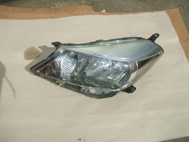 Toyota - Yaris - 3 drzwi - (2011 - 2014) - Oświetlenie / Lampa przednia lewa