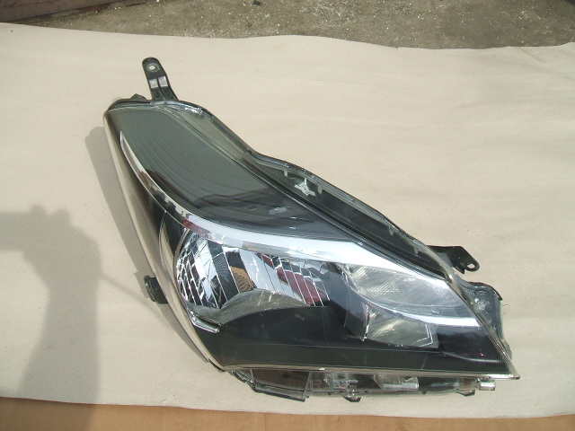 Toyota - Yaris - 5 drzwi - (2014 - 2017)  - Oświetlenie / Lampa przednia prawa