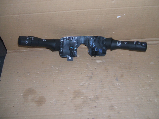 Nissan - Note - (2013-) - Wnętrze / Włącznik kierunkowskazów