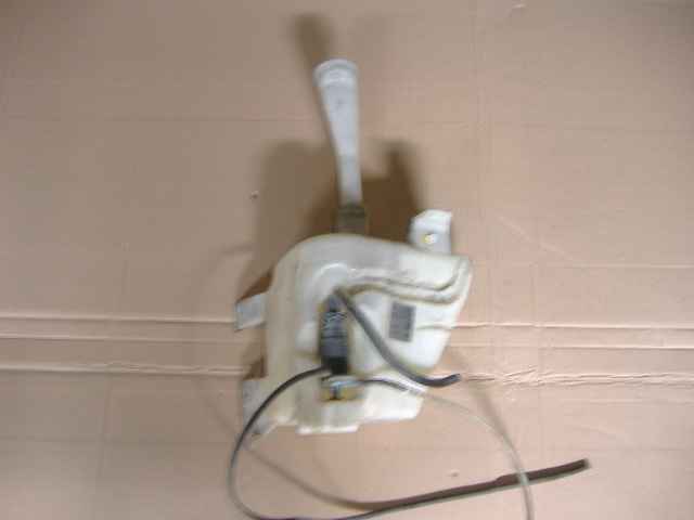 Nissan - Primera - 5 drzwi - (2002 - 2005) - Osprzęt / Zbiorniczek spryskiwaczy