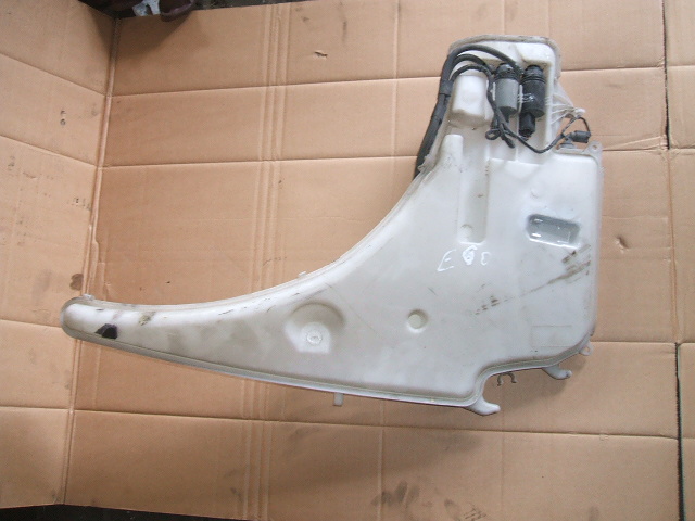 BMW - Seria 3 - E93 - Cabrio - (2007 - 2010) - Osprzęt / Zbiorniczek spryskiwaczy