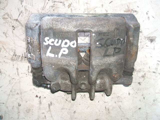 Fiat - Scudo - Osob./Tow.- (2007-) - Hamulce / Zacisk hamulcowy przedni lewy