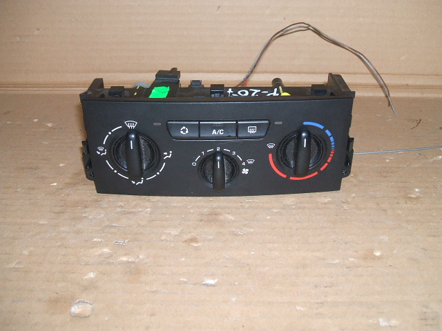 Peugeot - 207 - Kombi - (2009 - 2013) - Wnętrze / Włącznik ogrzewania