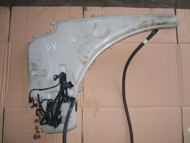 BMW - X1 - (2009 - 2012) - Osprzęt / Zbiorniczek spryskiwaczy