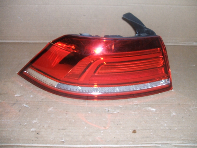 Volkswagen - Passat - (2014-) - Oświetlenie / Lampa tylna lewa