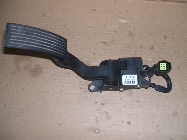 Kia - Rio - 5 drzwi - (2005 - 2010) - Wnętrze / Pedały