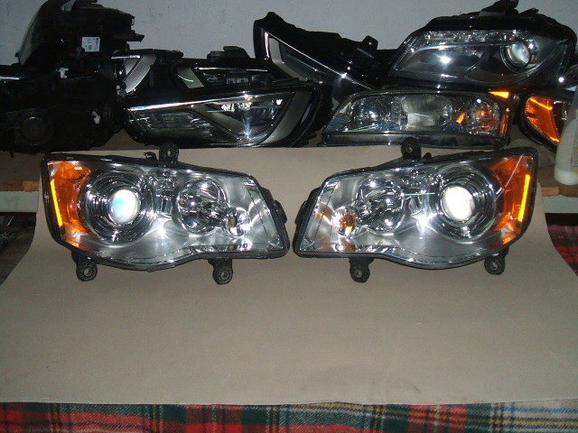 Lancia - Voyager - (2011-) - Oświetlenie / Lampa przednia   prawa Xenon