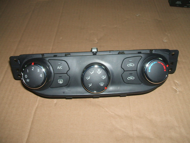 Kia - Cee´d - 5 drzwi - (2012-) - Wnętrze / Włącznik nawiewu