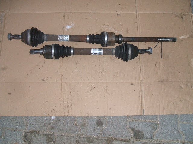 Citroen  - C 4 - 5 drzwi - (2010 - 2015) - Napęd / Półoś przednia lewa