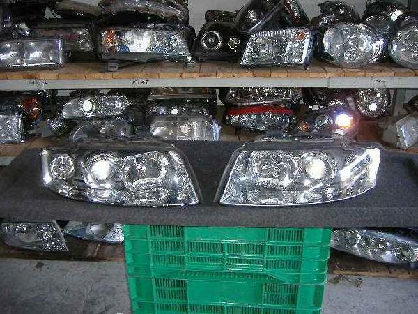 Audi - A4 - (2001 - 2004) - Oświetlenie / Lampa przednia   prawa Xenon
