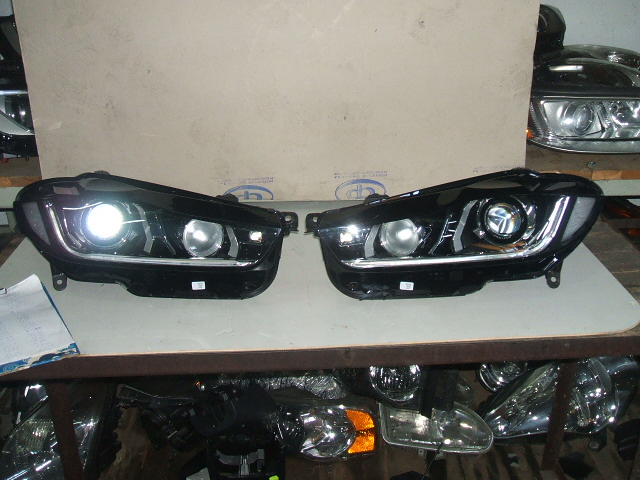 Jaguar - XE - (2015-) - Oświetlenie / Lampa przednia  prawa Bixenon