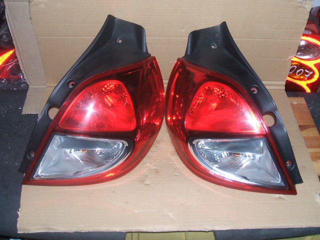 Renault - Clio - 3 drzwi - (2009 - 2012) - Oświetlenie / Lampa tylna lewa