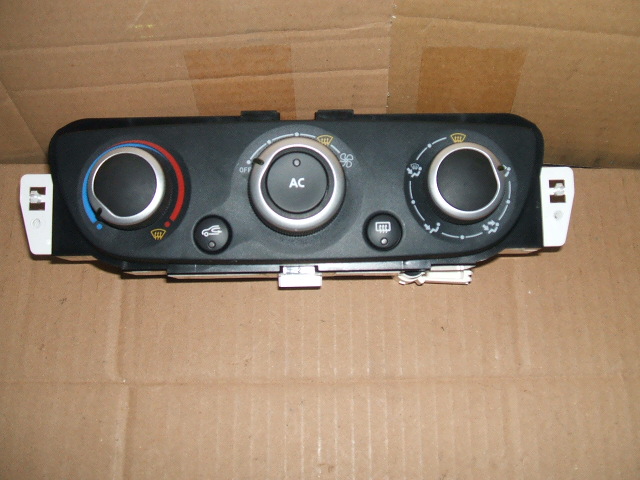 Renault - Megane - Coupe - (2009 - 2012) - Wnętrze / Włącznik nawiewu