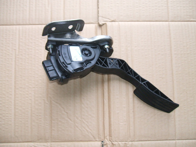 Suzuki - Swift - 5 drzwi - (2010 - 2013) - Wnętrze / Pedały