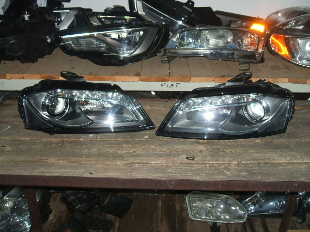 Audi - A3 - 3 drzwi - (2008 - 2012) - Oświetlenie / Lampa przednia  prawa Bixenon
