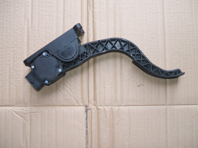 Kia - Carnival II - (2010 - 2015) - Wnętrze / Pedały