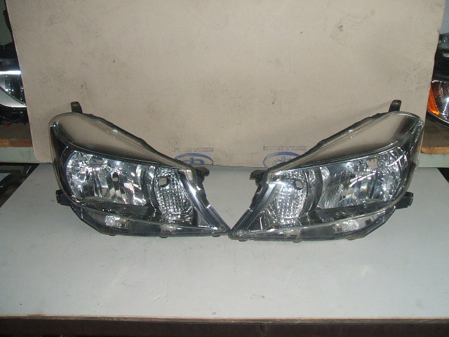 Toyota - Yaris - 5 drzwi - (2011 - 2014)  - Oświetlenie / Lampa przednia prawa