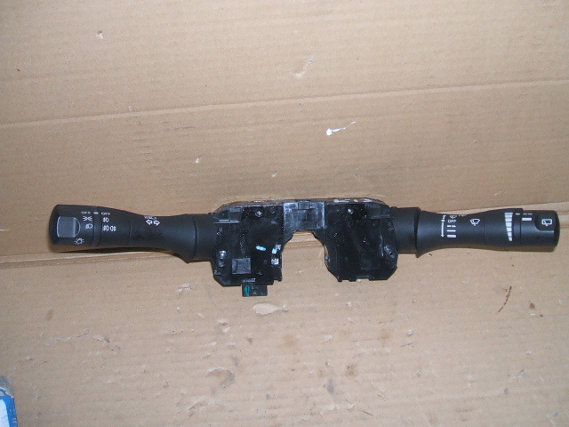 Nissan - Micra - (2013 - 2017) - Wnętrze / Włącznik świateł