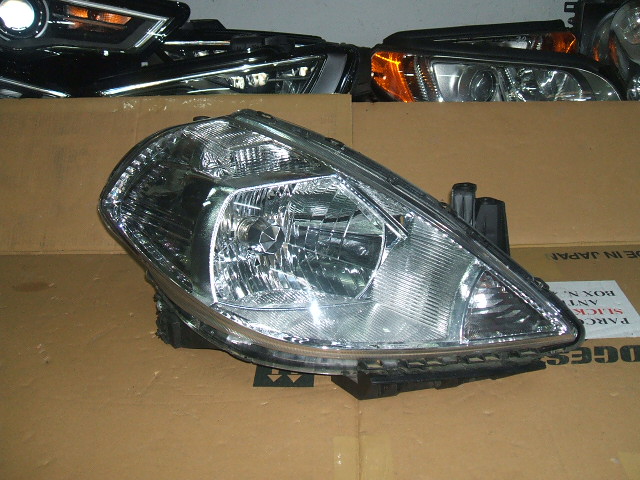 Nissan - Tiida - 4 drzwi - (2007-) - Oświetlenie / Lampa przednia prawa