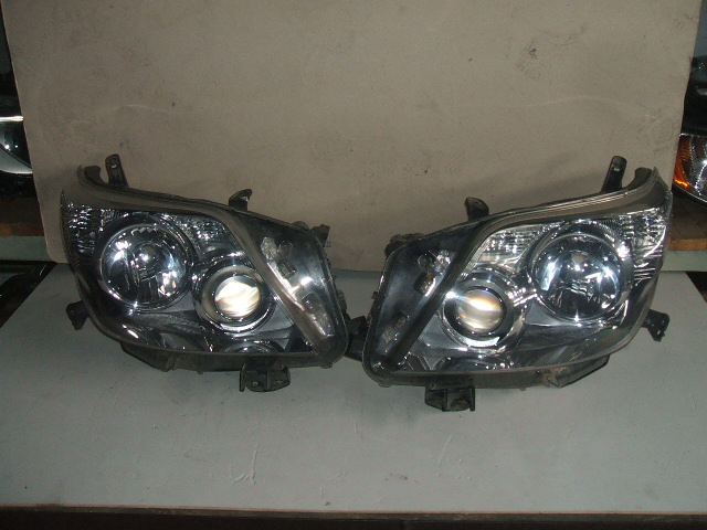 Toyota - Land Cruiser J150 - 5 drzwi - (2009-) - Oświetlenie / Lampa przednia  prawa Bixenon