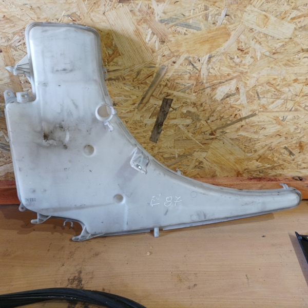 BMW - Seria 1 - E87 - 5 drzwi - (2004 - 2007) - Osprzęt / Zbiorniczek spryskiwaczy