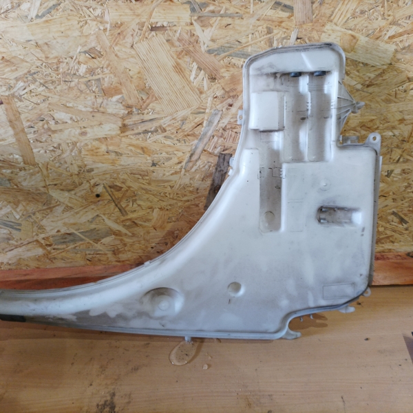 BMW - Seria 1 - E87 - 5 drzwi - (2004 - 2007) - Osprzęt / Zbiorniczek spryskiwaczy