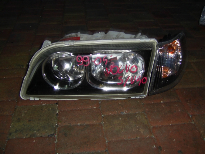 Volvo - V 40 - Kombi - (1995 - 2000) - Oświetlenie / Lampa przednia lewa